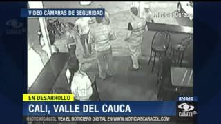 Impactante video revela tiroteo en bar de Cali donde murieron ocho personas  29 de Noviembre 2013 [upl. by Ardnauq]