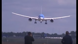 Piloot Dreamliner haalt grapje uit vliegtuigspotters in paniek [upl. by Conti]