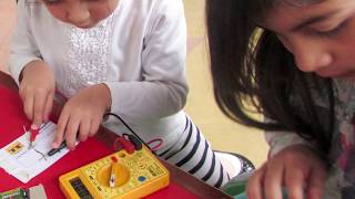 Electrónica para niños Un circuito simple [upl. by Aisanat74]