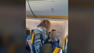 Volo IbizaMilano il video della lite per la mascherina sul volo Ryanair [upl. by Saxena256]