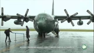 Avião da FAB com corpos de brasileiros chega a Chapecó [upl. by Caneghem]