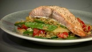 Oosterse roerbakgroenten met zalm  recept [upl. by Lleon]