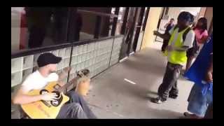 Un guitariste de rue et soudain cest le Jamming [upl. by Ttirb66]