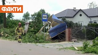 Буря у Польщі Шторм зливи та сильний вітер позривали дахи та повибивали шибки у будинках [upl. by Irallih]