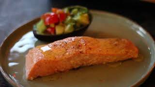 Warm gerookte zalm met avocado salsa [upl. by Ennovy]