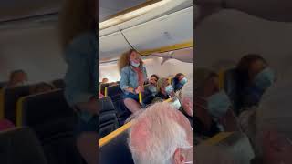 🔴 Ragazza minaccia steward e aggredisce passeggeri su volo ryan air 😳 [upl. by Ddot990]